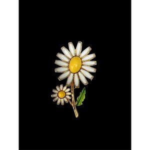 Vintage Weiss Daisy Flower Brooch Pin White Enamel Yellow Centers Gold-Tone Sign